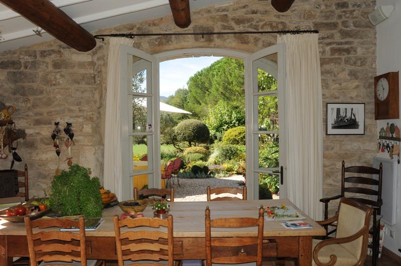 Propriété verdoyante au coeur de la vallée du Luberon avec tennis et piscine